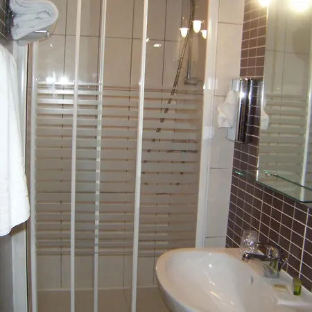 Logis - & Restaurant Le Bellevue 2* La Bouille